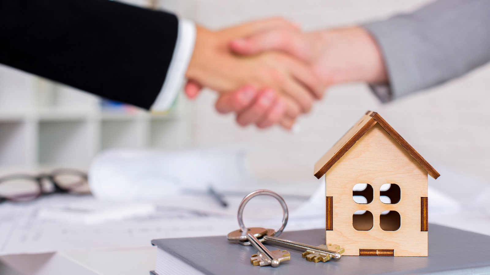Giao dịch bất động sản chững lại, giá vẫn cao chót vót