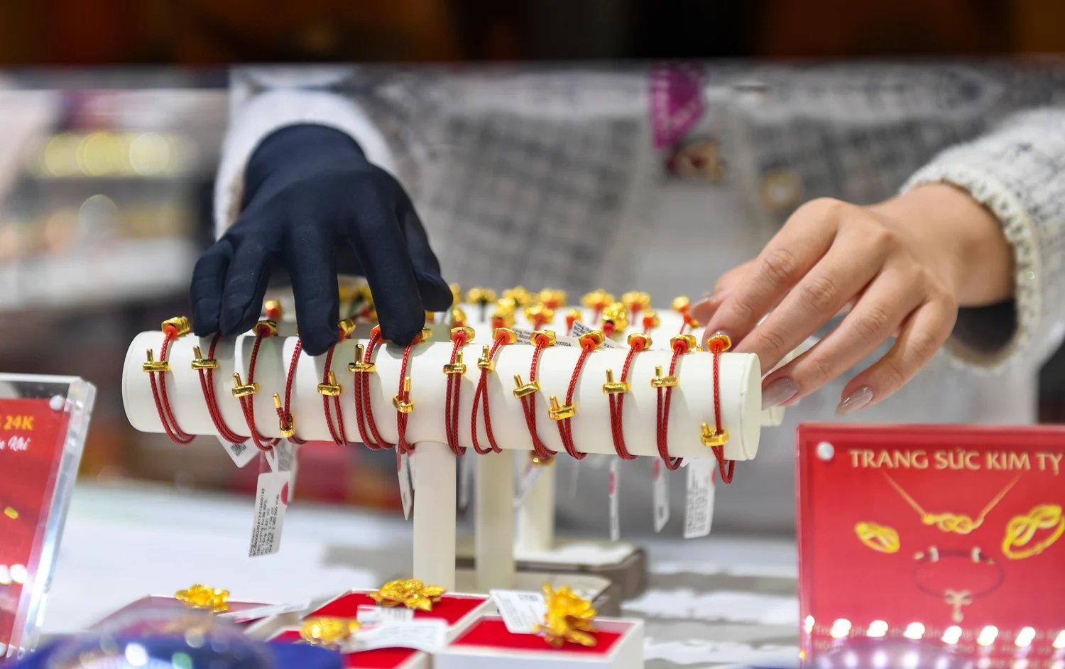 Giá vàng hôm nay trưa 26/4: Trong nước bất ngờ tăng giá